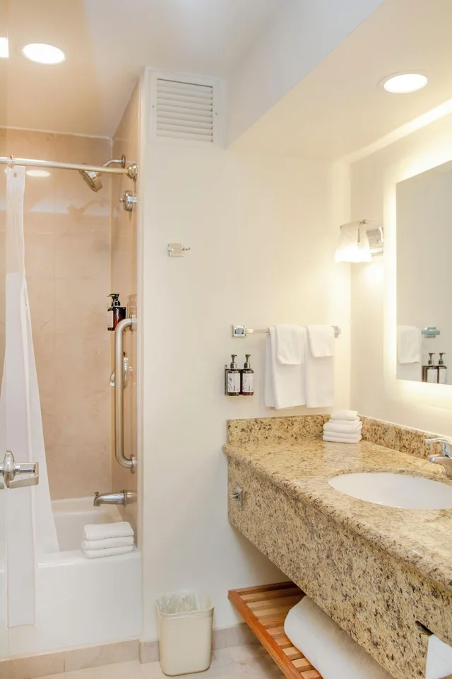 غرفة قياسية بسريرين مزدوجين مع دخول صالة النادي، Crowne Plaza Torreon 7/8