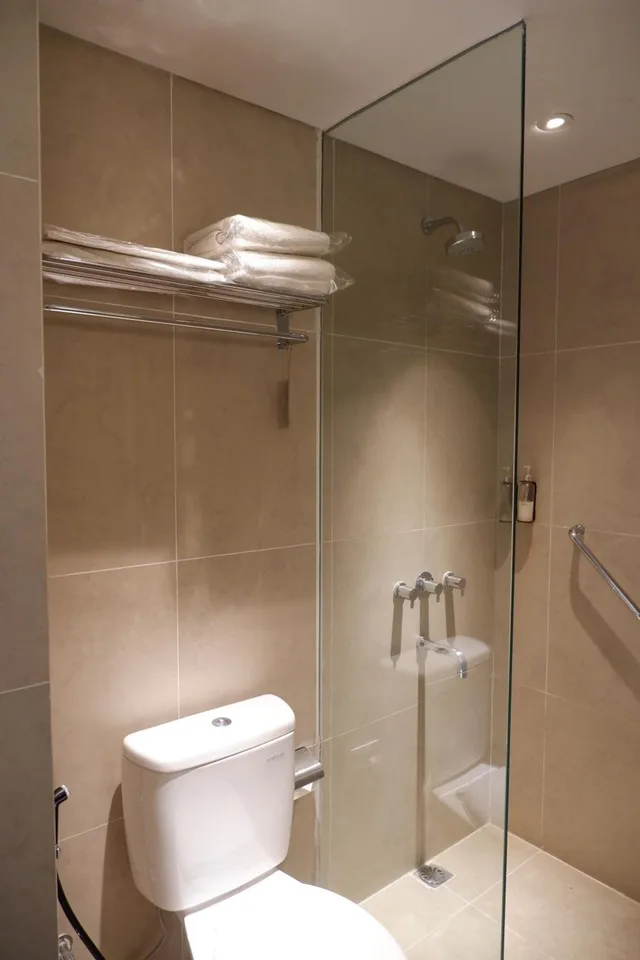 Hollywood, Champ, Queen Bed، Hotel Kampi Surabaya 3/3