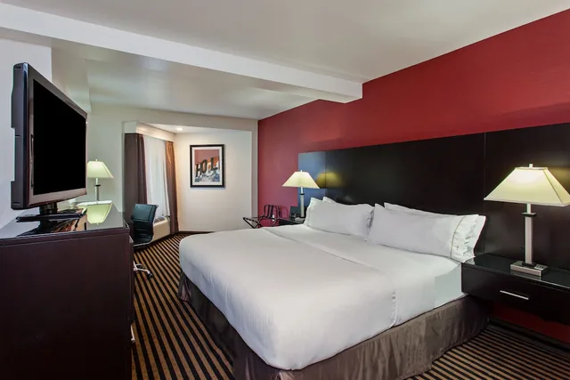 جناح بسرير كينج بإطلالة على المدينة بغرفة نوم واحدة، Holiday Inn Express Hollywood Walk of Fame An Ihg Hotel 1/4