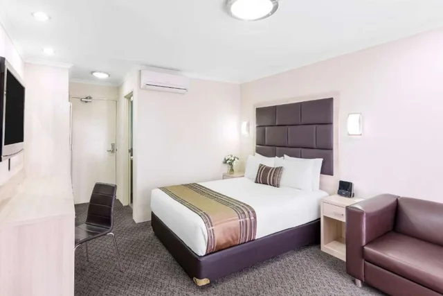 غرفة تنفيذية بسرير كوين بإطلالة على المسبح، Garden City Hotel, BW Signature Collection 2/4