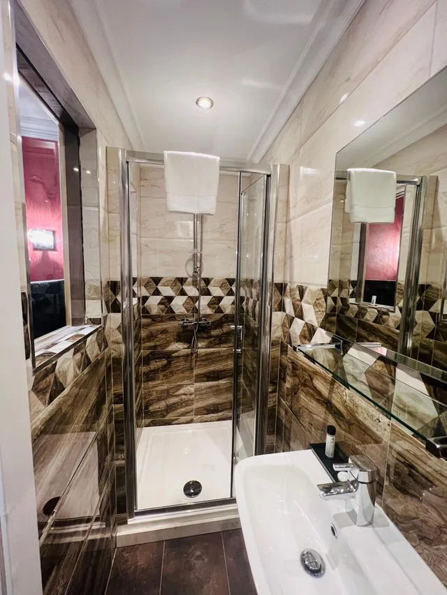 استوديو، The Cheshire Hotel 7/9