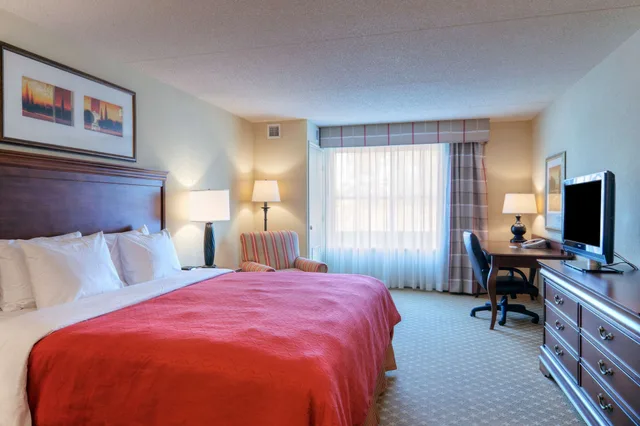 غرفة بسرير كينج لذوي الإعاقة، Country Inn Suites By Radisson Fredericksburg Va 2/2