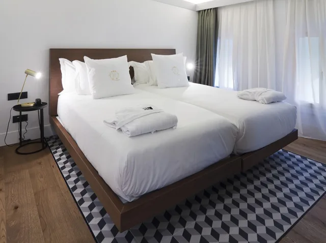 جناح جونيور بسريرين، Hotel One Shot Reina Victoria 2/9