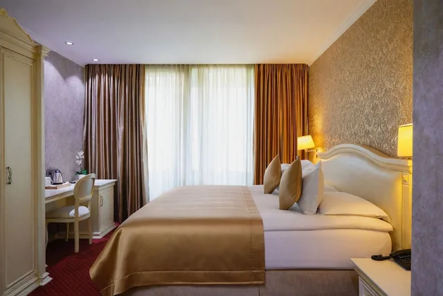 غرفة سوبيريور بسرير كوين بشرفة، Grand Hotel & Spa Tirana 1/4