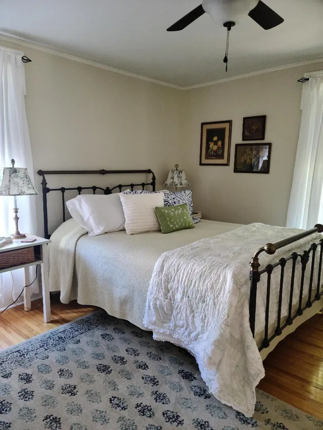 جناح سوبيريور بسرير كوين بإطلالة على الحديقة بغرفة نوم واحدة بحمام خاص مع أريكة، Benjamin F Packard House Bed and Breakfast 1/2