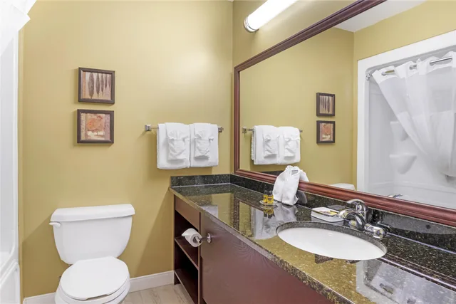 غرفة بسرير كوين مع أريكة، Best Western Plus Grand-Sault Hotel & Suites 6/7
