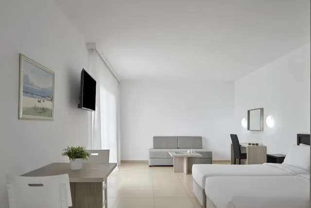 Room, Twin Beds, Inland View, Sofa، Atlantica Callisto 5/10