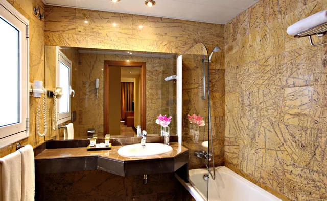 غرفة ثلاثية بثلاثة أسرّة، Hotel Nouvel 5/6