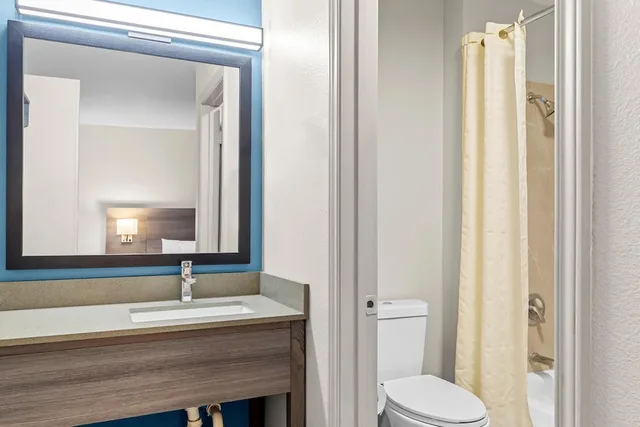 جناح استوديو بسرير كوين، Sonesta Simply Suites Stafford 1/4