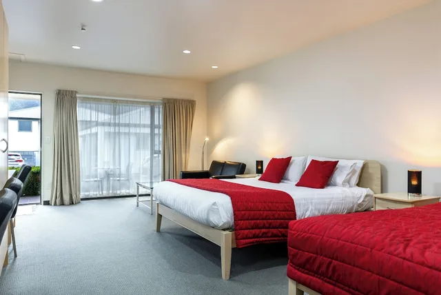 Luxury, Studio, 1 King and 1 Single Beds, Jetted Tub, Jasmine Court Motel 1/9