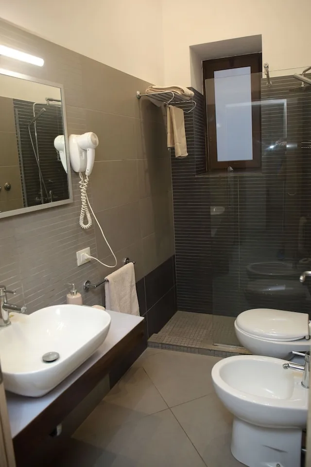 جناح سوبيريور بسرير كوين وسرير فردي بشرفة بإطلالة جزئية على البحر مع أريكة، Palazzo Dei Corsari- Apartment 4/4