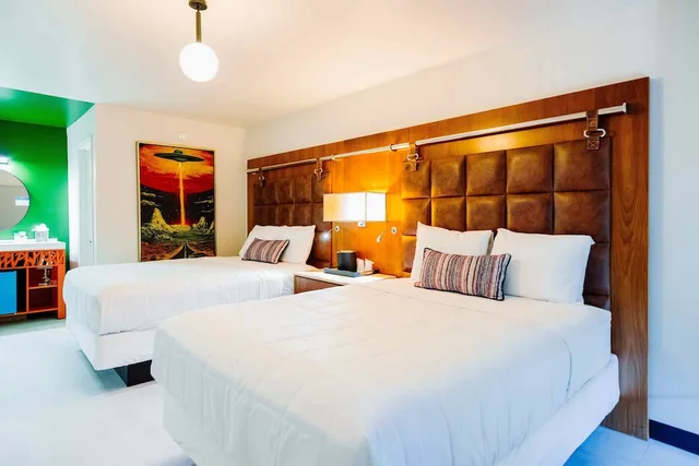 غرفة قياسية بسريرين كوين بإطلالة على الفناء، Heights House Hotel - Houston Heights Downtown, an Ascend Collection Hotel 3/10