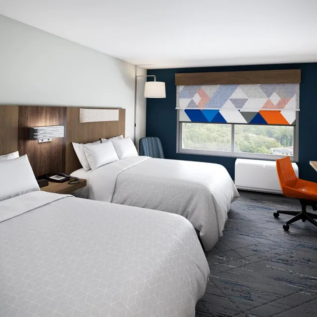 غرفة قياسية بسرير كينج وسريرين كوين، Holiday Inn Express Asheville Woodfin an IHG Hotel 7/10