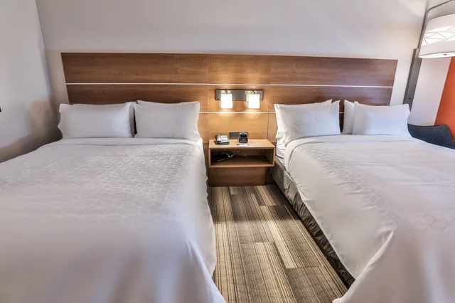 Standard, 2 Queen Beds, Holiday Inn Express & Suites Nashville Metrocenter Downtown 2/8