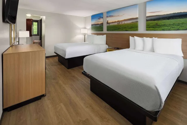 غرفة بسريرين مزدوجين، Days Inn by Wyndham Wurtsboro 1/5