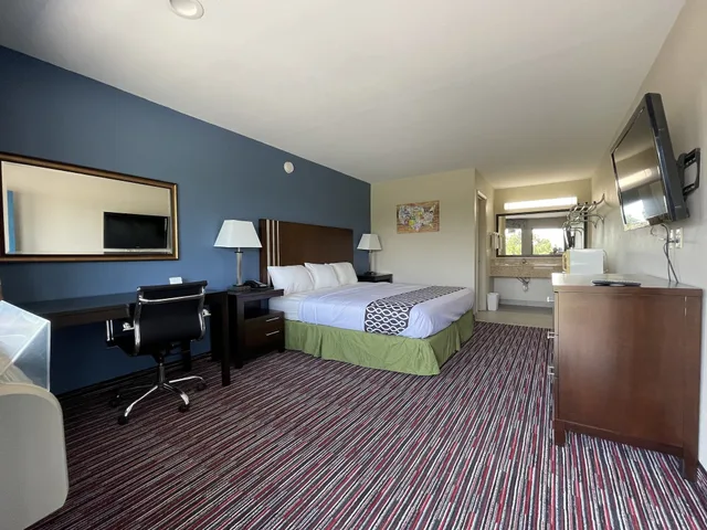 Room, King Bed, Accessible, Econo Lodge Inn & Suites Enid South 7/10