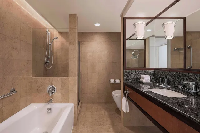 Room, King Bed, Partial Harbour View, Harbour View، Jw Marriott Hong Kong Hotel 2/2
