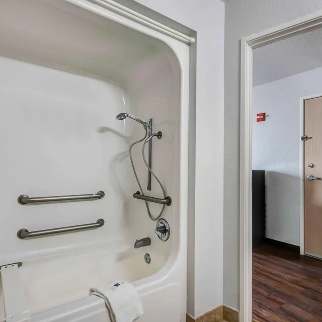 1 Queen Bed - Mob Acc RI Shwr Nsmk Micfridg، Motel6 San Antonio, TX - Sea World North 10/10