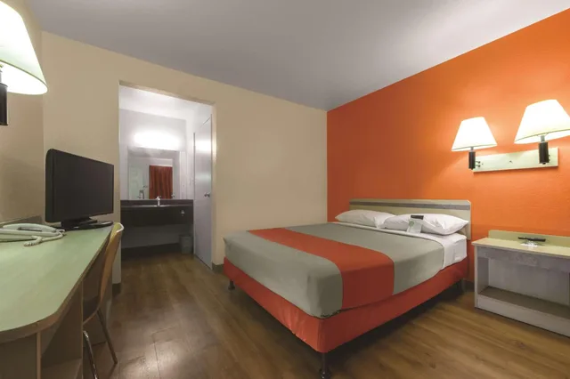 1 Queen Bed ADA/RI Shower، Motel6 Saint Joseph, MO 1/4