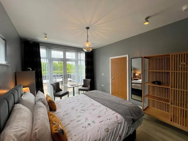 Deluxe, King Bed, Private Bathroom, Rest a While B Amp B 2/6