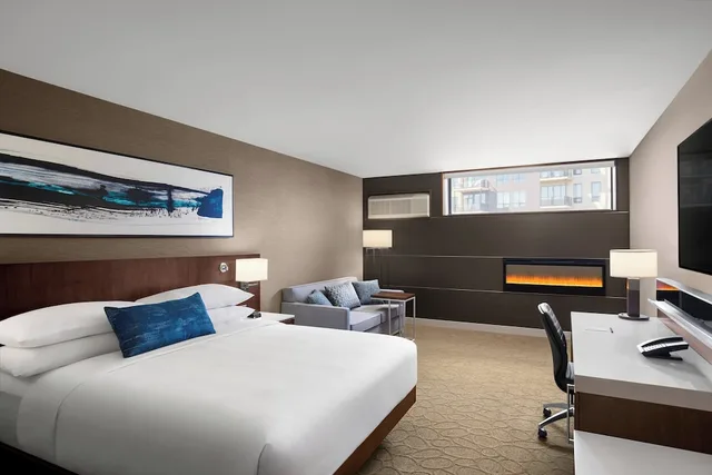 غرفة إليت بسرير كينج، Delta Hotels By Marriott Thunder Bay 1/5