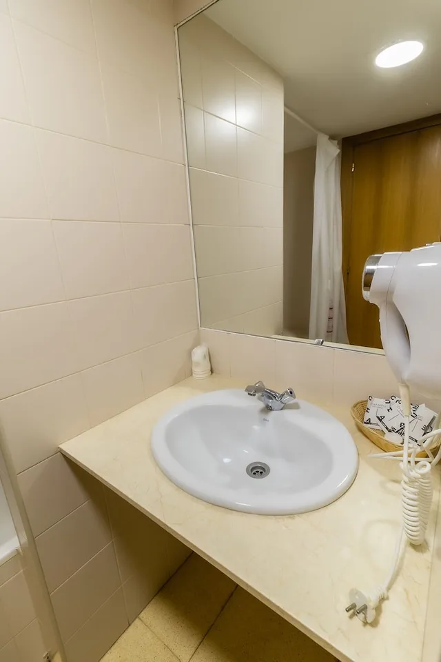 غرفة رباعية بسريرين منفصلين وسرير بطابقين، Alhama Hotel 7/9