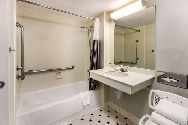 Room, King Bed, Accessible, La Quinta Inn by Wyndham Albuquerque Northeast 3/3