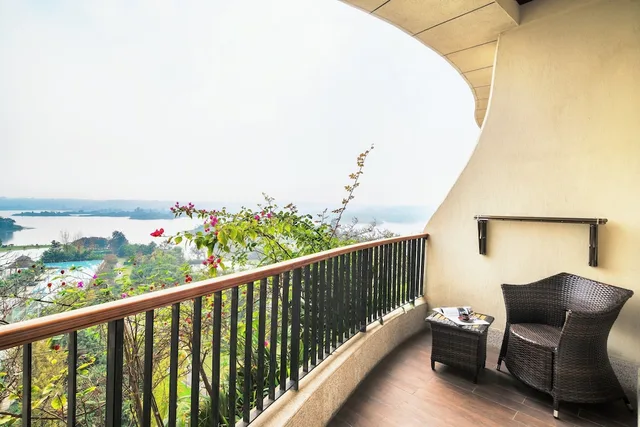 غرفة بريميوم بسرير كينج بإطلالة على البحيرة، INTERCONTINENTAL HEILONG LAKE 6/10