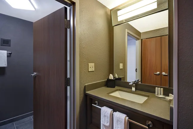 غرفة بسريرين كوين لذوي الإعاقة، Courtyard by Marriott Cincinnati Airport 2/3