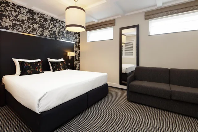 Semi Basement, Triple, Double Bed, Partial View, Sofa, Street Floor، Notting Hill 2/2