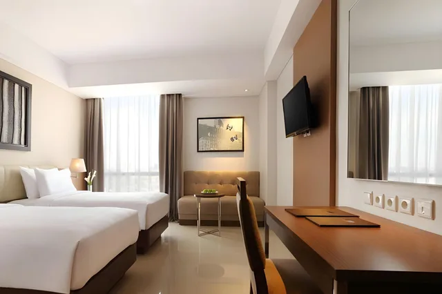 Pool, Deluxe, King Bed، Santika Premiere Kota Harapan Indah 1/1