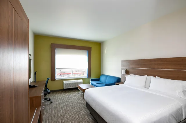 Standard, King Bed, Extra Floor Space, Sofa، Holiday Inn Express Lethbridge Southeast 1/7
