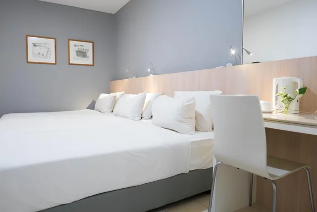 غرفة قياسية ثلاثية، Country Inn 1/2
