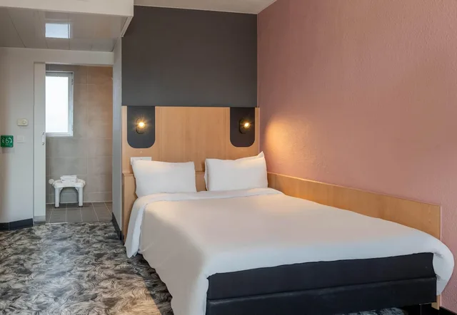 Room, Double Bed, Accessible, B&B HOTEL Amiens Centre Cathedrale 3/9