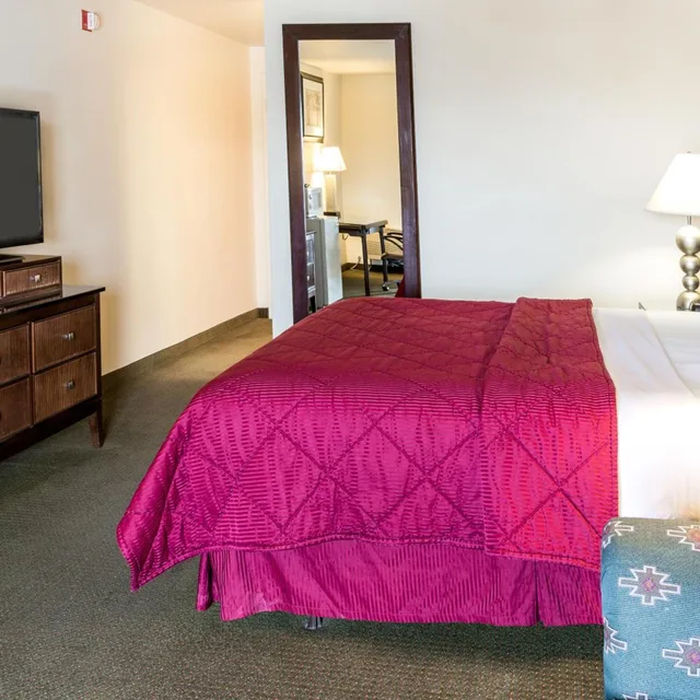 غرفة بسرير كينج بشرفة مع أريكة، Cedars Inn 6/7