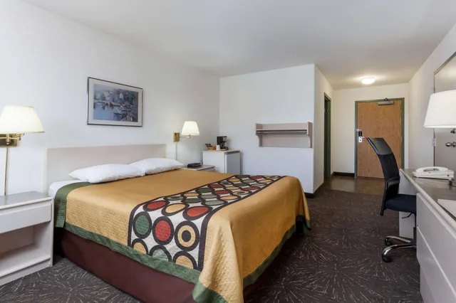 Drive Up, Queen Bed, Ground Floor, Accessible، Days Inn by Wyndham Taber 1/5