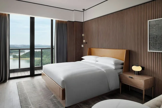 جناح كلوب بسرير كينج بإطلالة على البحيرة بغرفة نوم واحدة، Sheraton Mianyang 1/1