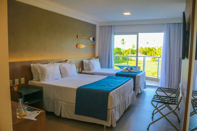 غرفة بريميوم بسرير كوين وسرير فردي بإطلالة على البحر، Maragogi Brisa Exclusive Hotel 3/8