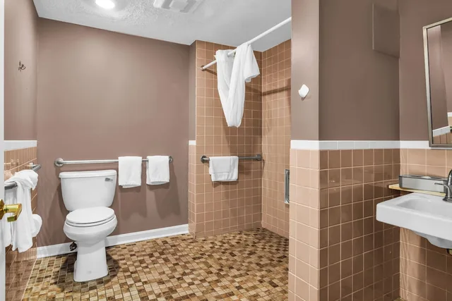 Basic, Single, King Bed, Accessible, Knights Inn Danvers 7/8