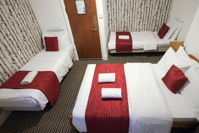 Semi Basement, Quadruple, Double and Twin Beds, Shared Bathroom, Ground Floor، St Athans Hotel 1/3