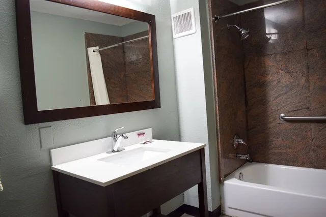 غرفة بسريرين مزدوجين لذوي الإعاقة، Super 8 by Wyndham Raleigh Downtown 4/4