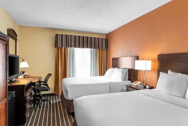 غرفة بسريرين مزدوجين لذوي الإعاقة، Comfort Inn & Suites Somerset - New Brunswick 2/6
