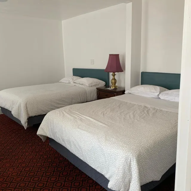 غرفة بسرير كينج وسريرين كوين، Lakeview Hotel 5/10