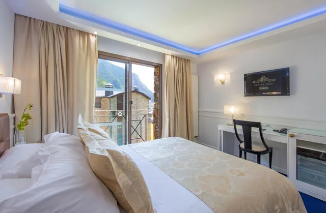 غرفة بسرير مزدوج بإطلالة على الجبل، Diana Parc Hotel 1/5
