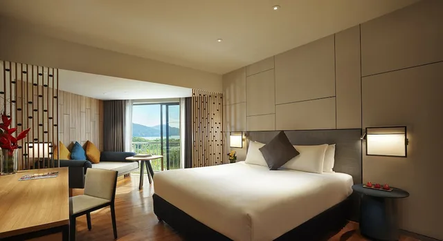 غرفة ديلوكس بسرير كينج بإطلالة على البحر، Parkroyal Penang Resort 1/2