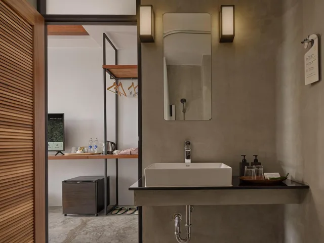 غرفة بسريرين منفصلين بشرفة، The Motifs Eco Hotel 4/4