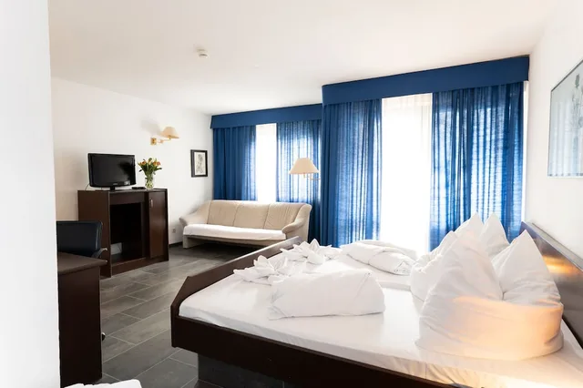 غرفة ثلاثية بسرير كوين وسرير فردي، Hotel Astoria Am Urachplatz 3/10