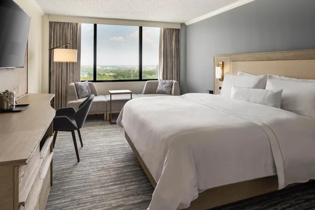 غرفة تقليدية بسرير كينج بحوض استحمام لذوي الإعاقة، Westin Atlanta Airport Hotel 4/10