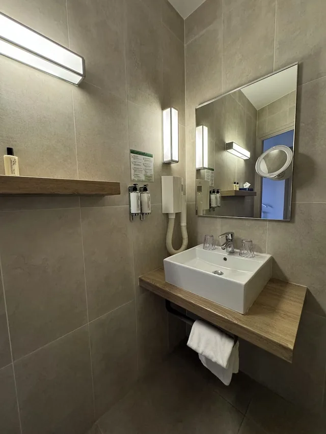 غرفة بسرير كوين بإطلالة على المسبح بشرفة، Boutique Hotel and Spa la Villa Cap Ferrat 3/3
