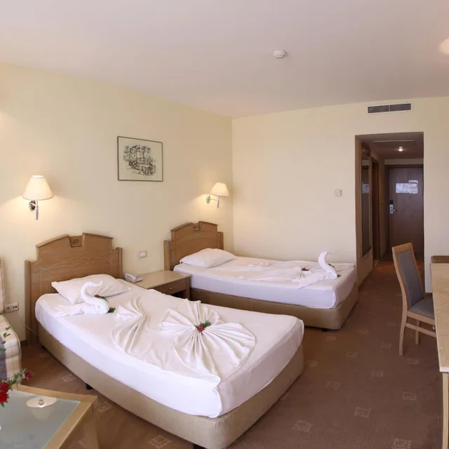 Room, Twin Beds, Lateral Side Sea View، Belleville 1/4